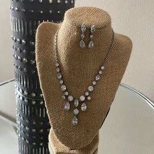 Beautiful necklace and earrings set. Perfect for a bride or bridesmaid.